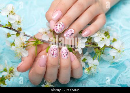 Manicure primaverile per la sposa in toni delicati con fiori. Progettazione di chiodi. Foto Stock