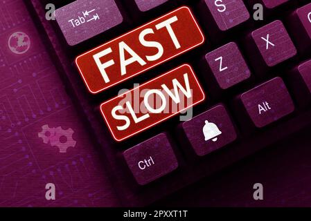 Scrittura visualizzazione del testo Fast Slow, Business Concept in movimento o procedere con una velocità maggiore o minore rispetto al solito Foto Stock
