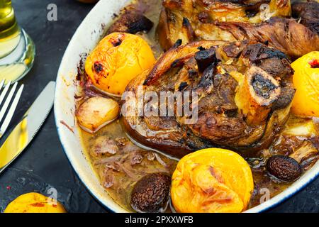 eisbein di maiale arrosto con cavolo e mele. Coscia di maiale nel piatto da forno. Cibo tedesco. Cena all'Oktoberfest Foto Stock