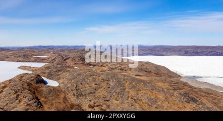 Paesaggio di tundra Greenlandic con la chiusura di ghiaccio che fonde, vista aerea, vicino Kangerlussuaq, Groenlandia Foto Stock