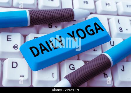 Scrittura a mano del testo Daily Yoga, serie di idee di affari degli allenamenti di yoga per addestrare le parti differenti del vostro corpo Foto Stock