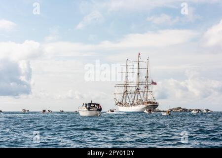 Lindesnes, Norvegia - Agosto 08 2021: Nave di addestramento a vela Statsraad Lehmkuhl in partenza da Båly. Foto Stock