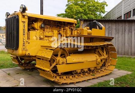 Mölndal, Svezia - settembre 19 2021: Dettagli di un vecchio bulldozer giallo Caterpillar D2. Foto Stock