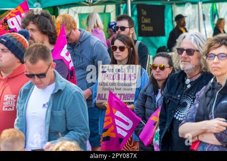 Raduno nazionale dell'educazione a Falmouth, Cornovaglia durante i diversi giorni di sciopero degli insegnanti per migliorare le condizioni di lavoro e di retribuzione. Foto Stock