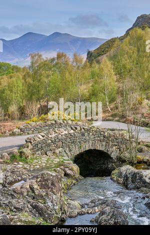 Ashness Bridge e Skiddaw, Ashness, Keswick, Lake District, Cumbria Foto Stock