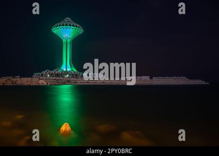 Al Khobar torre dell'acqua illuminata in verde durante la notte sulla riva del mare, Dammam, Arabia Saudita Foto Stock