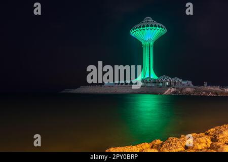 Al Khobar torre dell'acqua illuminata in verde durante la notte sulla riva del mare, Dammam, Arabia Saudita Foto Stock