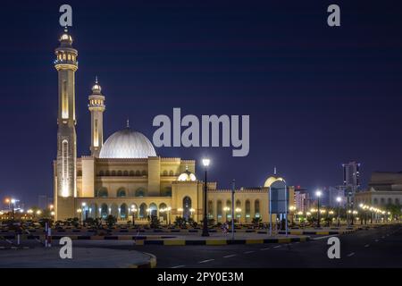 Al Fateh Grande Moschea alle luci della sera, Manama, Bahrain Foto Stock