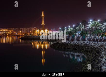 Moschea Hanan Kanoo nelle luci serali sulla riva del Golfo Persico, Manama, Bahrain Foto Stock