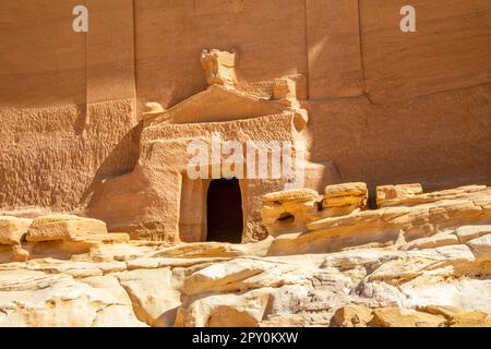 Ingresso alla Tomba di Lihyan, figlio di Kuza scolpita nella roccia nel deserto, Maha'in Salih, Hegra, Arabia Saudita Foto Stock