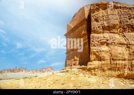 Ingresso alla Tomba di Lihyan, figlio di Kuza scolpita nella roccia nel deserto, Maha'in Salih, Hegra, Arabia Saudita Foto Stock