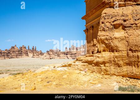 Ingresso alla Tomba di Lihyan, figlio di Kuza scolpita nella roccia nel deserto, Maha'in Salih, Hegra, Arabia Saudita Foto Stock