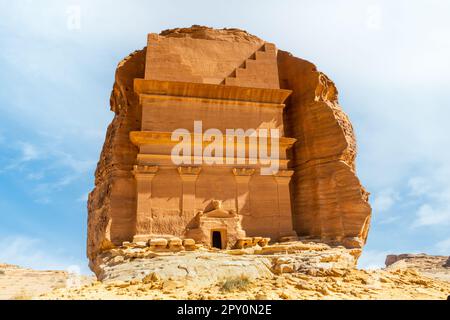 Ingresso alla Tomba di Lihyan, figlio di Kuza scolpita nella roccia nel deserto, Maha'in Salih, Hegra, Arabia Saudita Foto Stock