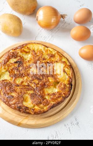 Tradizionale frittata spagnola di tortilla fatta con uova e patate Foto Stock