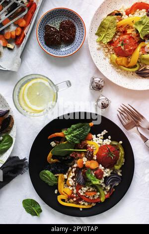 Semole d'orzo con verdure arrosto e uova in camicia Foto Stock