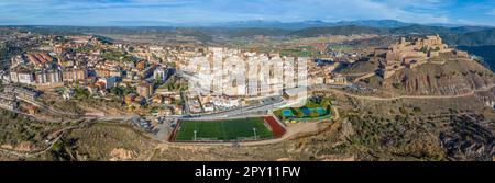 Vista panoramica di Cardona, un comune spagnolo appartenente alla provincia di Barcellona, in Catalogna Spagna. Situato nella regione di Bages, con un pop Foto Stock