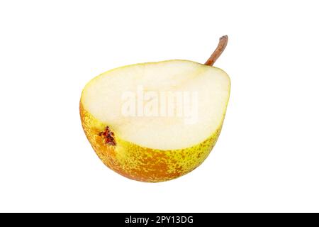 Rocha pera mezzo frutto isolato su bianco. Sezione trasversale di frutta macchiata di colore giallo verde. Foto Stock