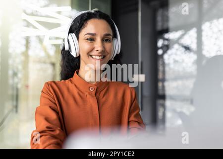 Primo piano di una giovane bella donna d'affari con capelli ricci donna ispanica. Foto Stock