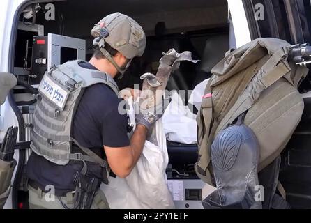 Sderot, Israele. 02nd maggio, 2023. Israeli Security man rimuove i frammenti di razzo mentre ispeziona i danni in una casa nella città meridionale di Sderot, Israele, martedì 2 maggio 2023. Israele ha colpito la striscia orientale di Gaza, seguita da decine di missili palestinesi sparati da Gaza verso Israele dopo l'annuncio della morte del Khader palestinese Adnan nella prigione israeliana, secondo i funzionari di entrambe le parti. Foto della polizia israeliana/UPI. Credit: UPI/Alamy Live News Foto Stock