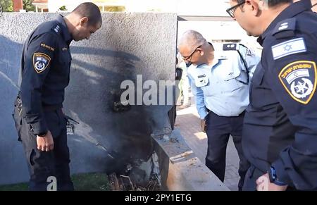 Sderot, Israele. 02nd maggio, 2023. Le forze di sicurezza israeliane e il personale di emergenza ispezionano i danni in una casa nella città meridionale di Sderot, Israele, martedì 2 maggio 2023. Israele ha colpito la striscia orientale di Gaza, seguita da decine di missili palestinesi sparati da Gaza verso Israele dopo l'annuncio della morte del Khader palestinese Adnan nella prigione israeliana, secondo i funzionari di entrambe le parti. Photo by Israeli Police/UPI Credit: UPI/Alamy Live News Foto Stock