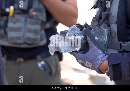 Sderot, Israele. 02nd maggio, 2023. Israeli Security man rimuove i frammenti di razzo mentre ispeziona i danni in una casa nella città meridionale di Sderot, Israele, martedì 2 maggio 2023. Israele ha colpito la striscia orientale di Gaza, seguita da decine di missili palestinesi sparati da Gaza verso Israele dopo l'annuncio della morte del Khader palestinese Adnan nella prigione israeliana, secondo i funzionari di entrambe le parti. Foto della polizia israeliana/UPI. Credit: UPI/Alamy Live News Foto Stock