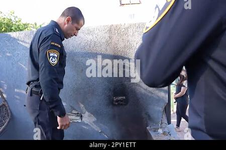 Sderot, Israele. 02nd maggio, 2023. Le forze di sicurezza israeliane e il personale di emergenza ispezionano i danni in una casa nella città meridionale di Sderot, Israele, martedì 2 maggio 2023. Israele ha colpito la striscia orientale di Gaza, seguita da decine di missili palestinesi sparati da Gaza verso Israele dopo l'annuncio della morte del Khader palestinese Adnan nella prigione israeliana, secondo i funzionari di entrambe le parti. Photo by Israeli Police/UPI Credit: UPI/Alamy Live News Foto Stock