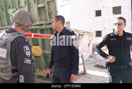 Sderot, Israele. 02nd maggio, 2023. Le forze di sicurezza israeliane e il personale di emergenza ispezionano i danni in una casa nella città meridionale di Sderot, Israele, martedì 2 maggio 2023. Israele ha colpito la striscia orientale di Gaza, seguita da decine di missili palestinesi sparati da Gaza verso Israele dopo l'annuncio della morte del Khader palestinese Adnan nella prigione israeliana, secondo i funzionari di entrambe le parti. Photo by Israeli Police/UPI Credit: UPI/Alamy Live News Foto Stock