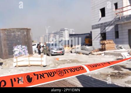 Sderot, Israele. 02nd maggio, 2023. Le forze di sicurezza israeliane e il personale di emergenza ispezionano i danni in una casa nella città meridionale di Sderot, Israele, martedì 2 maggio 2023. Israele ha colpito la striscia orientale di Gaza, seguita da decine di missili palestinesi sparati da Gaza verso Israele dopo l'annuncio della morte del Khader palestinese Adnan nella prigione israeliana, secondo i funzionari di entrambe le parti. Photo by Israeli Police/UPI Credit: UPI/Alamy Live News Foto Stock