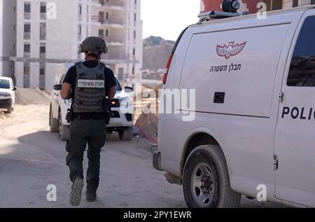 Sderot, Israele. 02nd maggio, 2023. Le forze di sicurezza israeliane e il personale di emergenza ispezionano i danni in una casa nella città meridionale di Sderot, Israele, martedì 2 maggio 2023. Israele ha colpito la striscia orientale di Gaza, seguita da decine di missili palestinesi sparati da Gaza verso Israele dopo l'annuncio della morte del Khader palestinese Adnan nella prigione israeliana, secondo i funzionari di entrambe le parti. Photo by Israeli Police/UPI Credit: UPI/Alamy Live News Foto Stock