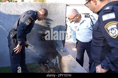 Sderot, Israele. 02nd maggio, 2023. Le forze di sicurezza israeliane e il personale di emergenza ispezionano i danni in una casa nella città meridionale di Sderot, Israele, martedì 2 maggio 2023. Israele ha colpito la striscia orientale di Gaza, seguita da decine di missili palestinesi sparati da Gaza verso Israele dopo l'annuncio della morte del Khader palestinese Adnan nella prigione israeliana, secondo i funzionari di entrambe le parti. Photo by Israeli Police/UPI Credit: UPI/Alamy Live News Foto Stock