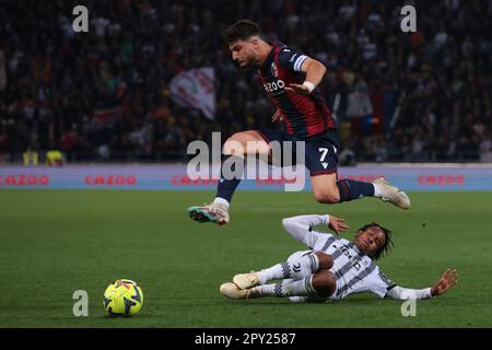 Bologna, 30th aprile 2023. Juan Cuadrado della Juventus si lancia in una sfida su Riccardo Orsolini del Bologna FC durante la Serie A partita a Renato Dall'Ara, Bologna. L'immagine di credito dovrebbe essere: Jonathan Moskrop / Sportimage Foto Stock