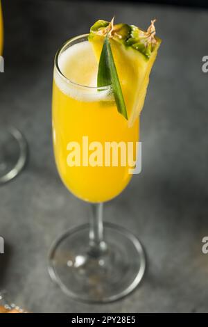 Cocktail Boozy Cold Pineapple Mimosa con champagne Foto Stock