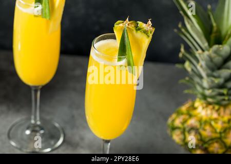 Cocktail Boozy Cold Pineapple Mimosa con champagne Foto Stock