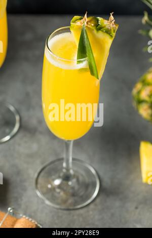 Cocktail Boozy Cold Pineapple Mimosa con champagne Foto Stock