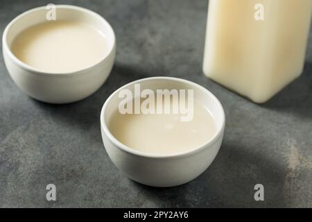 Vino di riso coreano Makgeolli boozy in una ciotola Foto Stock