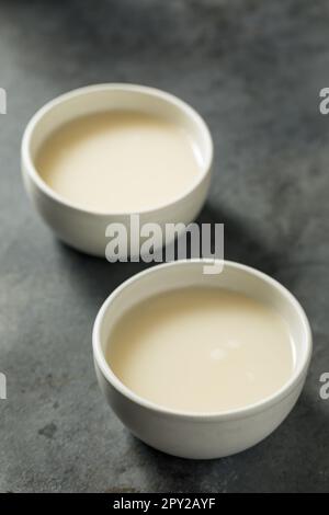 Vino di riso coreano Makgeolli boozy in una ciotola Foto Stock