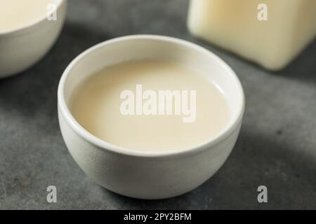 Vino di riso coreano Makgeolli boozy in una ciotola Foto Stock