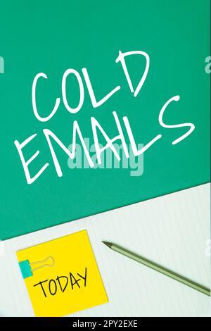 Visualizzazione concettuale e-mail a freddo, Word per e-mail non richieste inviate a un destinatario senza contatto preventivo Foto Stock