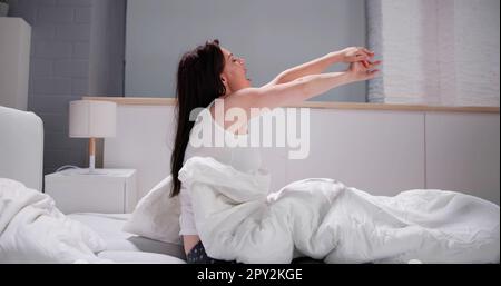 Donna che si sveglia. Wakeup e stretching Whole Body Foto Stock