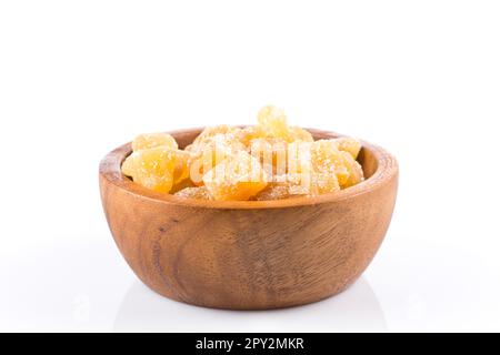 Cumulo di sudore zenzero candito isolati su sfondo bianco in ciotola di legno Foto Stock