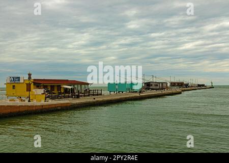 Capanne per la pesca tra il canale e il mare adriatico a Cesenatico Foto Stock