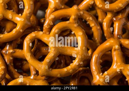 Cracker di Pretzel duri e croccanti organici con sale marino Foto Stock