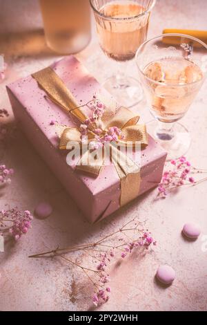 Vino frizzante alle rose, macaron francesi e scatola di cioccolatini per Valenzia, la giornata delle mamme o il compleanno Foto Stock