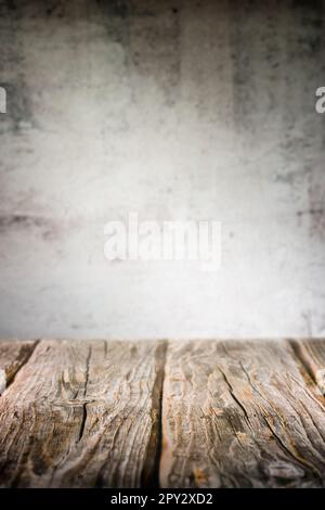 Tavole di legno come tavola su sfondo parete danneggiato Foto Stock