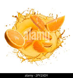 Fette d'arancia che saltano fuori dal succo d'arancia, isolate su sfondo bianco Foto Stock