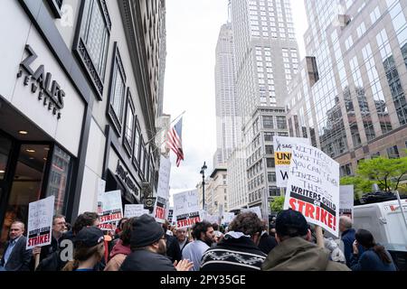 New York, Stati Uniti. 02nd maggio, 2023. I membri della Writers Guild of America picket al di fuori di Peacock NewFronts Studios a New York City, esigendo fair pay e residui per il loro lavoro nell'era dei media in streaming credito: Meir Chaimowitz/Alamy Live News credito: Meir Chaimowitz/Alamy Live News Foto Stock