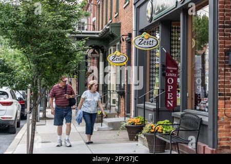 Lititz, Pennsylvania-1 giugno 2022: Coppia maggiore a piedi su Main Street, Lititz, Pennsylvania. Foto Stock