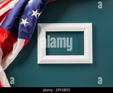 Vista dall'alto bandiera USA per il Memorial Day su sfondo blu astratto, modello di banner design del concetto del giorno dei presidenti, sopra la bandiera degli Stati Uniti americani Foto Stock