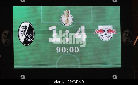 Friburgo, Germania. 02nd maggio, 2023. Firo : 05/02/2023, calcio, DFB-Pokal, stagione 2022/2023, Semifinali, SC Freiburg - RB, Tabellone segnapunti Red Bull Leipzig con risultato finale Credit: dpa/Alamy Live News Foto Stock