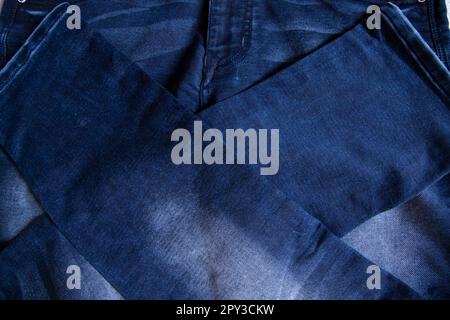 sfondo texture motivo jeans blu ripiegato Foto Stock